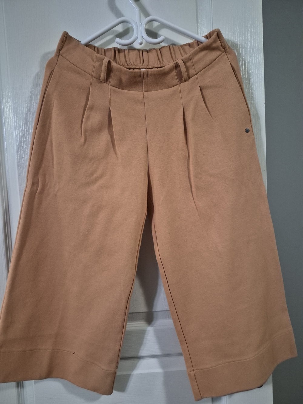 Wide-Leg Cropped Pants in Peach